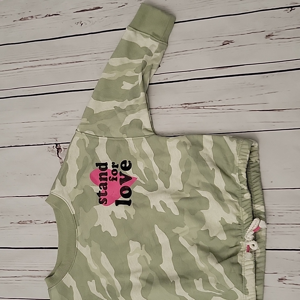 Camo "Stand For Love" 🩷 - Picture 5 of 7